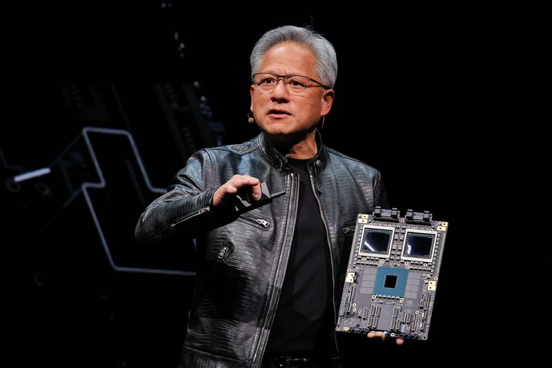 CEO de Nvidia espera que chips Blackwell puedan venderse en China, dice que decisión depende de Trump