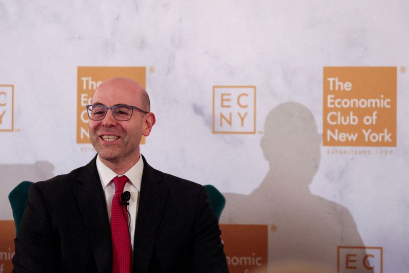 Miran de la Fed sigue presionando en favor de rebaja de tasas: Yahoo Finanzas